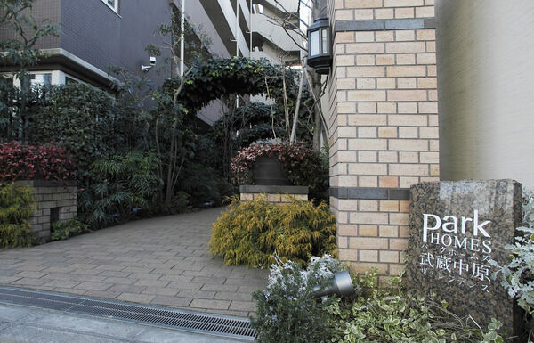 風格を感じさせる門柱と、石畳のインターロッキングの小道。