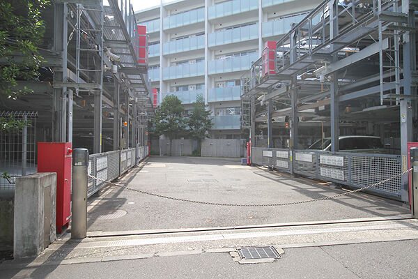 緑との調和を意識し、高垣を配した機械式駐車場。