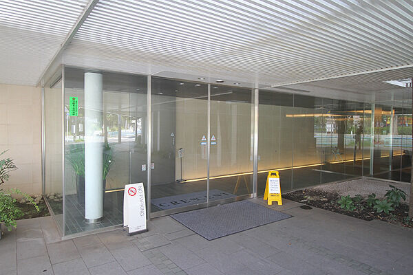 ホテルライクなフロントのある、開放的で格式高いエントランス。