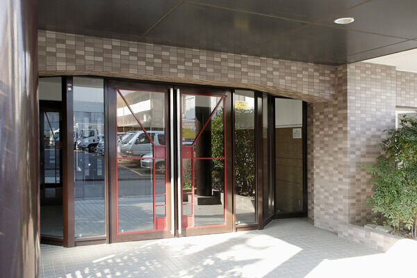 レッドのさし色をアクセントとした、デザイン性を感じさせるエントランス。