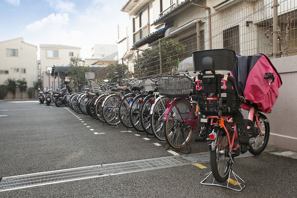 近隣へのお出かけにも便利な、自転車置き場も設備。
