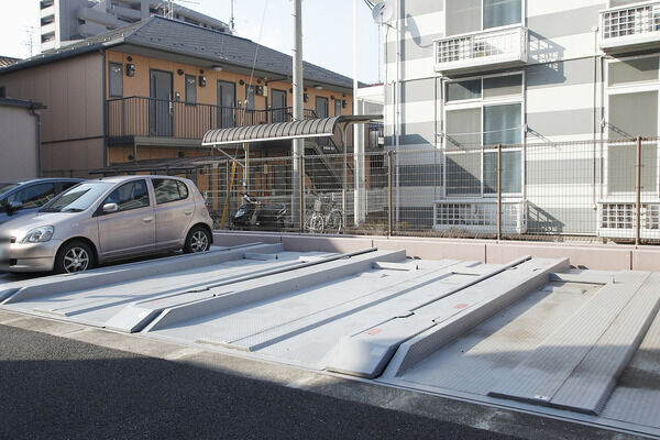 機械式駐車場を敷地内に設置しています。