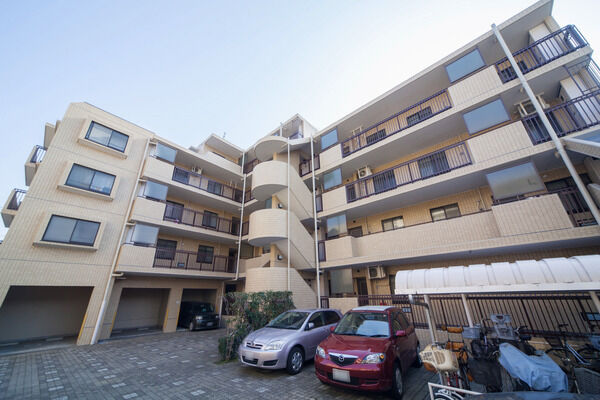 北側に車が9台駐められる駐車場を用意。		