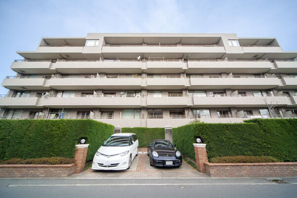 【元住吉パークホームズ弐番館】レンガタイルを印象的にあしらった門柱、門灯。