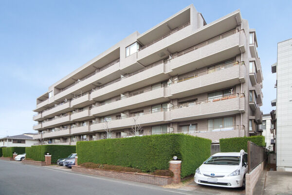 【元住吉パークホームズ弐番館】季節を彩るゆたかな緑つらなる空間が、マンションの前を歩く歩行者にも潤いを。