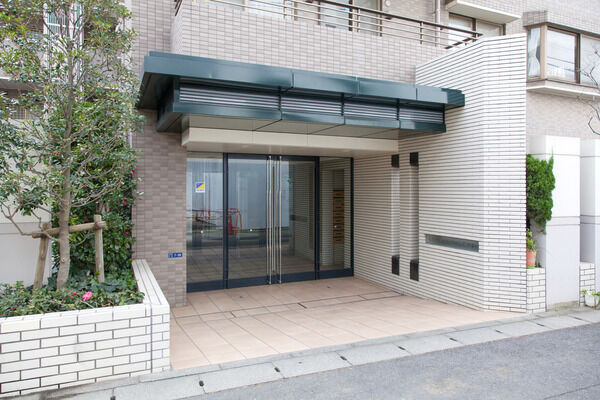 エントランスをくぐると緑と光に彩られた中庭へ。吹き抜けのある心なごむスペース。