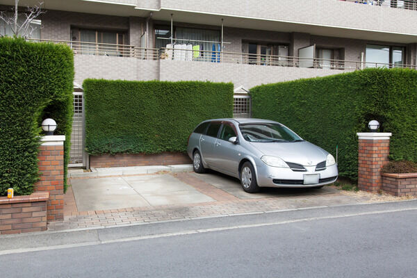 メインエントランス側に設置された1階住戸専用自動車駐車場。