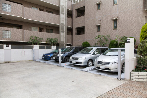 広いスペースを確保した機械式駐車場も敷地内に設置。