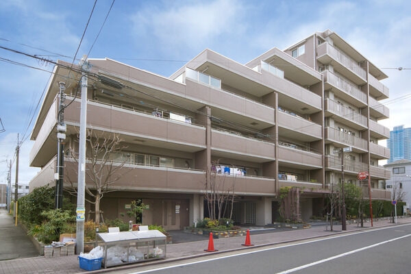 【パークホームズ武蔵小杉】開放感あふれる四方が道路に囲まれた邸宅。