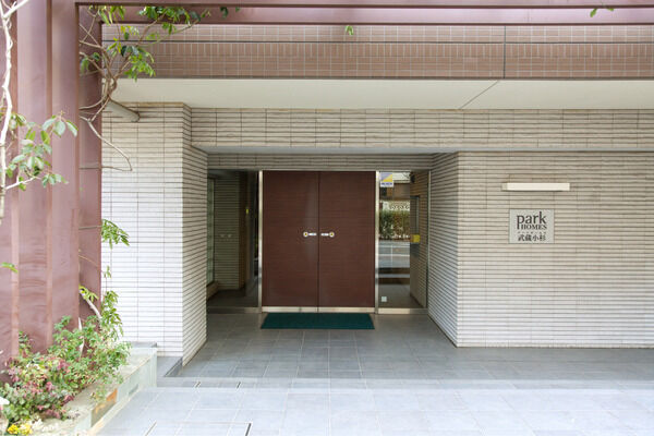 住まう人だけが眺めることができる特別の空間セントラルパティオは、扉の中へ。