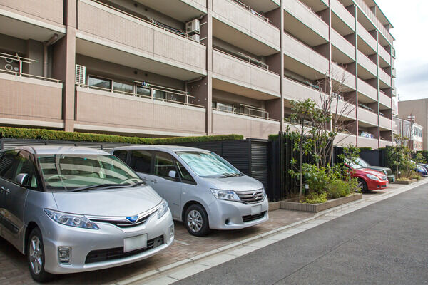 エアリーコート前には、専用平置き駐車場を8台分設置。