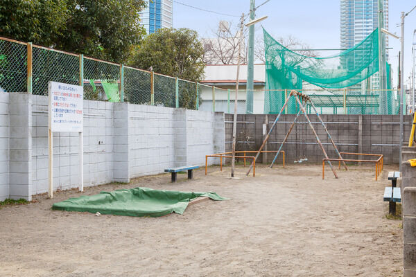マンションの近隣には、公園や緑地があります。