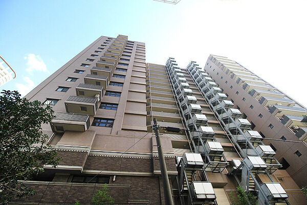 【セントスクエア武蔵小杉】重厚なブラウンカラーのタイルでデザインされた外観。