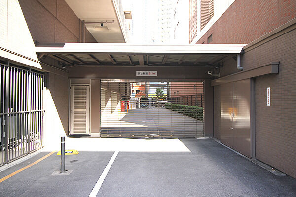 シャッターゲート付の敷地内駐車場。