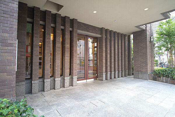 地震の激しい揺れを軽減する「免震構造」を採用した先進のマンション構造。