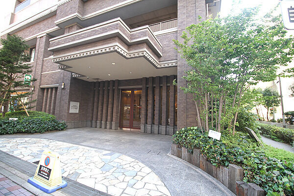 車寄せのあるホテルライクなエントランス。