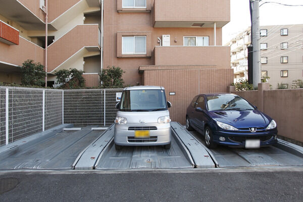 機械式駐車場を採用し、可能な限り多くの駐車スペースを確保しています。
