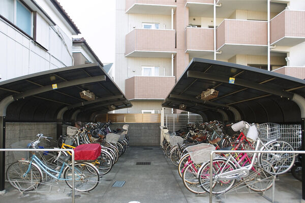 駐輪場は、できるだけ多くの自転車を駐輪できるように設計されています。