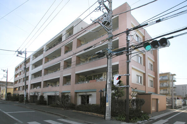 【パークホームズ武蔵中原アプローシェ】四季を彩る草花・植栽が、閑静な街並みに彩りと潤いを伝えます。