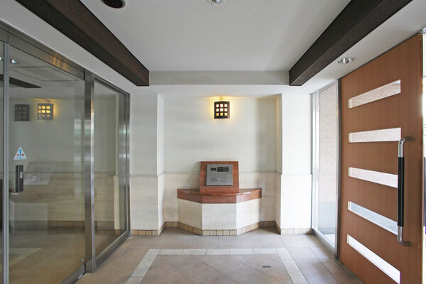 オートロックシステムが設置されたエントランス。