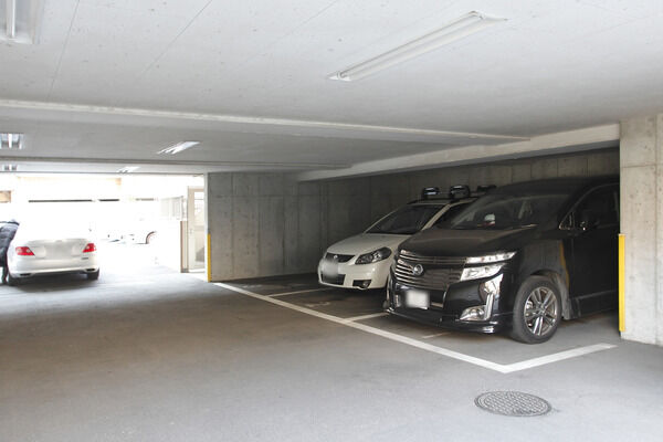 敷地内には、機械式・自走式の駐車場が設置されています。