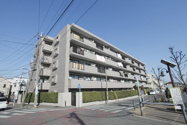 【武蔵中原パークホームズ】敷地の周りを植栽で覆う事により、1階住戸のプライバシーを守ります。	