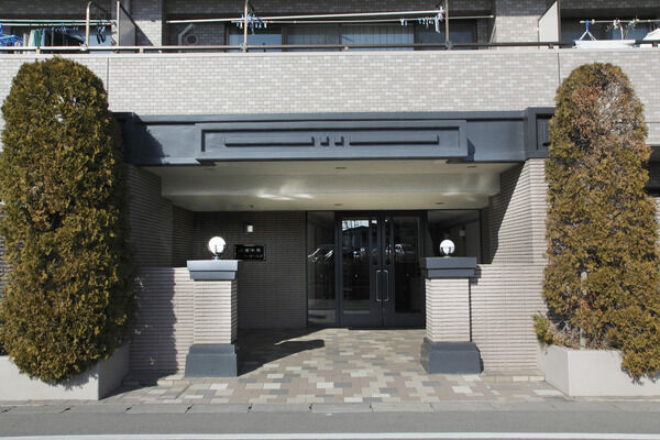 【武蔵中原パークホームズ】格式をも感じさせる門柱が、マンション全体に瀟洒な印象を与えます。