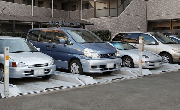 駐輪場だけでなく、暮らしに嬉しい駐車場も設備。