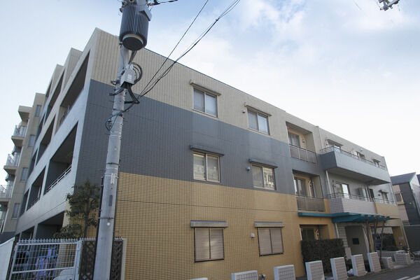 【武蔵中原パークホームズ弐番館】アウトフレーム工法を取り入れ、モダンなデザインが印象的。