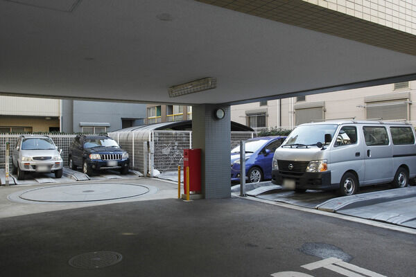 自転車置き場に加え、広々とした駐車場も。