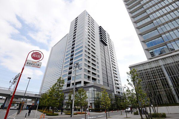 【シティハウス武蔵小杉】武蔵小杉の地に凛と佇むシャープなファサード。		