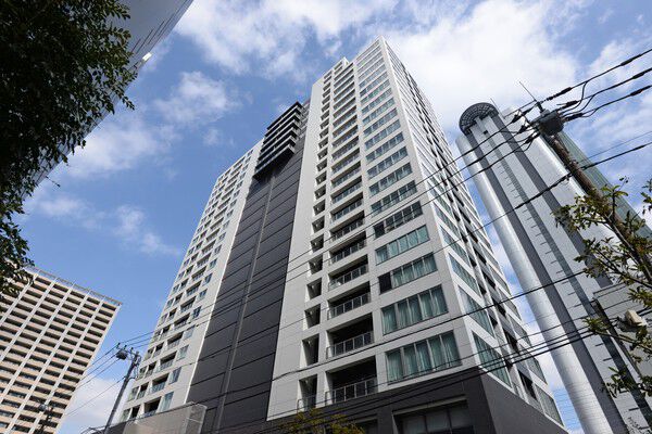 【シティハウス武蔵小杉】フォーマルな佇まいが生活のグレードを上げる、モダンなデザインの外観。		