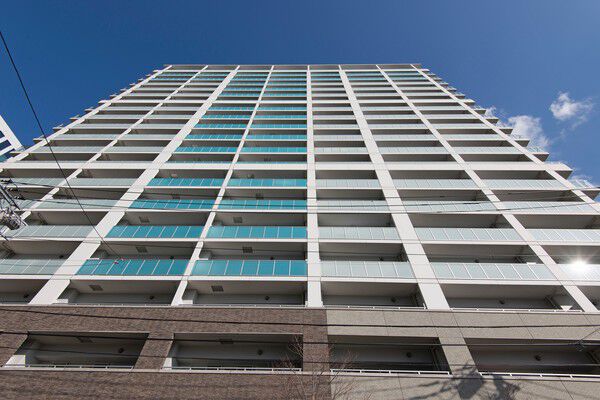 【Brillia武蔵小杉】ブラウンと白を基調に、ブルーをアクセントとしたシャープな外観。		