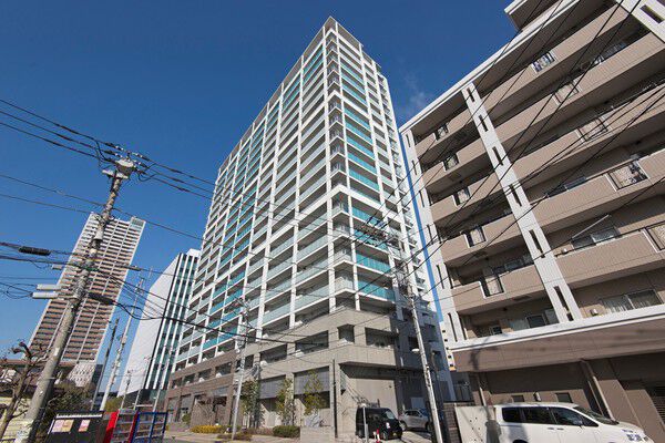 【Brillia武蔵小杉】側面にもブルーのデザインが配され明るさを添える。		