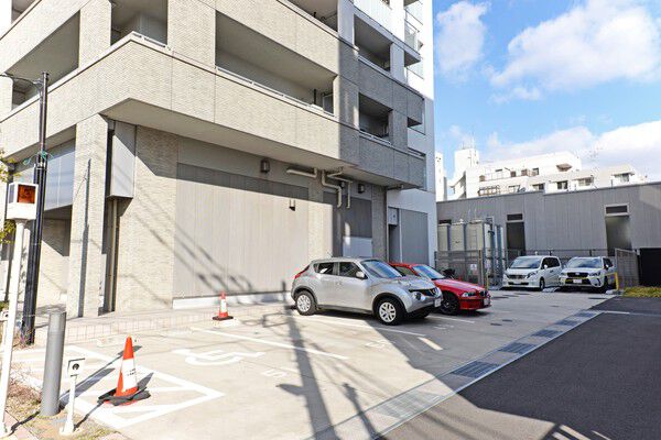 建物脇に整備された駐車場。アプローチも広くてスムーズ。		