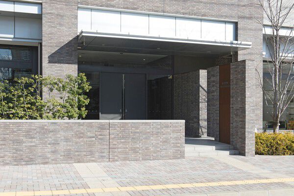 玄関アプローチは腰壁が配され、プライバシーに配慮。		