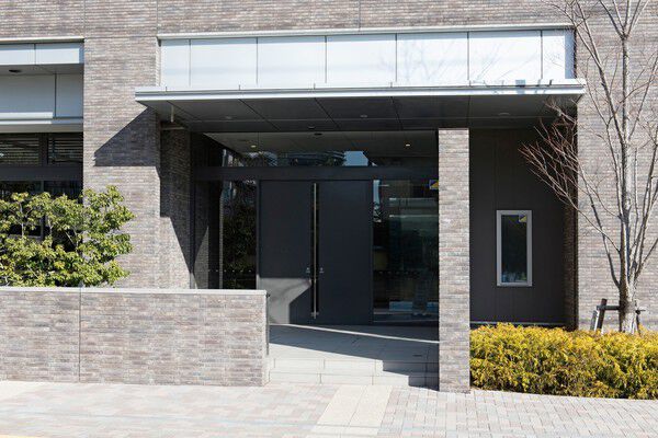 黒い扉に都会的なセンスを感じるエントランス。		