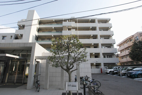 【パークホームズ多摩川中丸子】周辺住居との調和を考えた三色のタイルが、明るく、スタイリッシュな印象に。