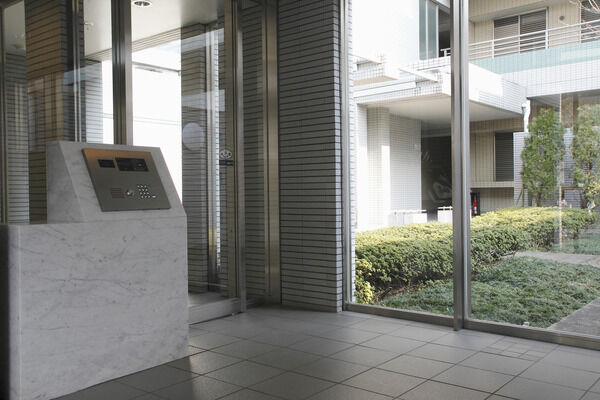 カラーテレビモニター付きのインターホンで居住者の暮らしの安心を守ります。	