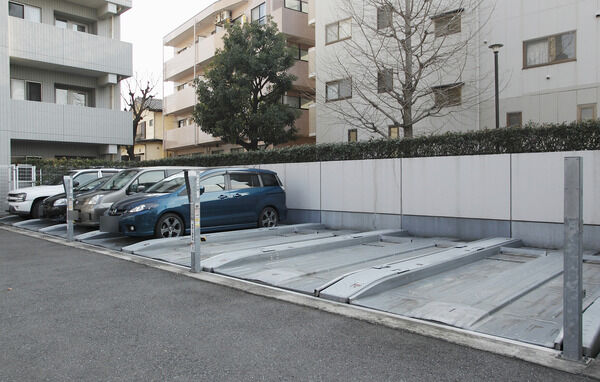 安全を守るために工夫された、歩車分離の駐車場。	