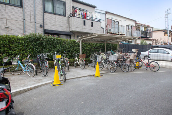 自動車駐車場横に設置された自転車駐輪場。