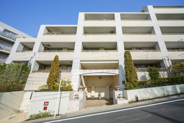 【梶が谷パークホームズ】存在感を見せながらも、明るい街のイメージに応える外観。 【梶が谷パークホームズ】存在感を見せながらも、明るい街のイメージに応える外観。