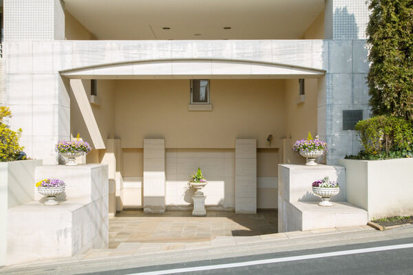 住む人の誇り・歓びに応えた気品と存在感が感じられるエントランス。