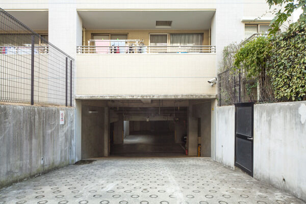 地下駐車場69台、屋外専用駐車場1台、108台収容の駐輪場を設置。