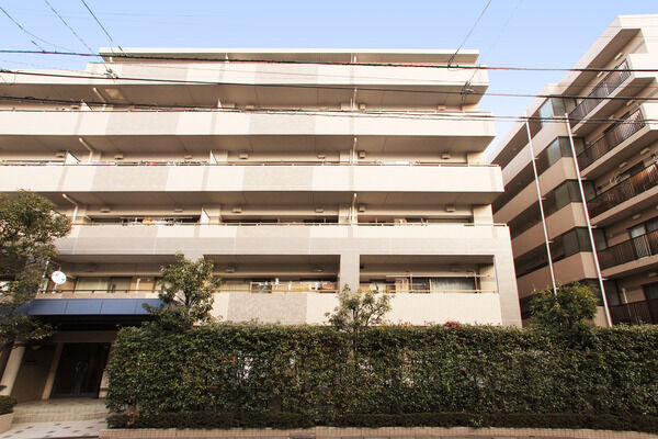 【武蔵新城南パークホームズ】南西の角地に建つ開放感ふれる6階建て43戸。		 【武蔵新城南パークホームズ】南西の角地に建つ開放感ふれる6階建て43戸。