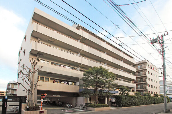 【武蔵新城南パークホームズ】人と車の出入口を完全に分離した動線。 【武蔵新城南パークホームズ】人と車の出入口を完全に分離した動線。