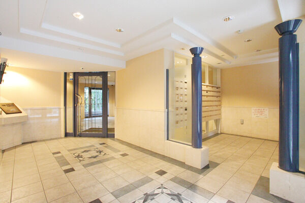 エントランスホールには宅配ボックスやメールボックスが備わる。		