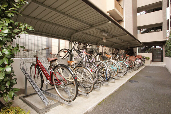 ズラリと一列に並ぶ屋根付きの自転車置場。		