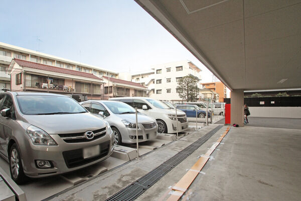 敷地内には、24台収容の駐車場を設置。