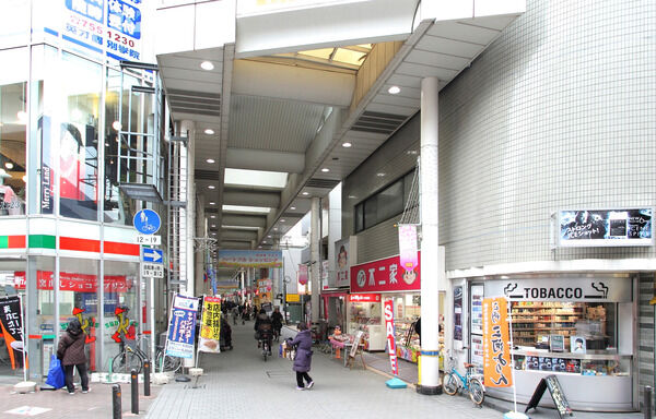 バラエティー豊かな店が揃う便利な駅前商店街。		